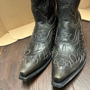 Size 11 Moon Shine Boots.  Slightly used, still a lot of good life left in them.